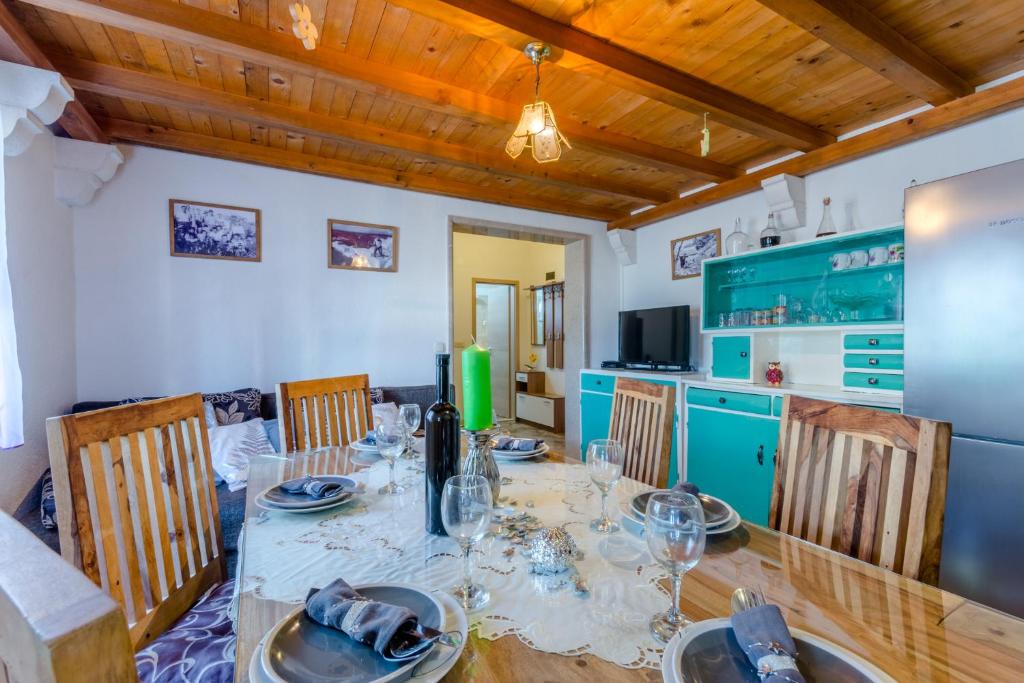 Blagovaonica s dugim stolom pod stropom od borovih greda