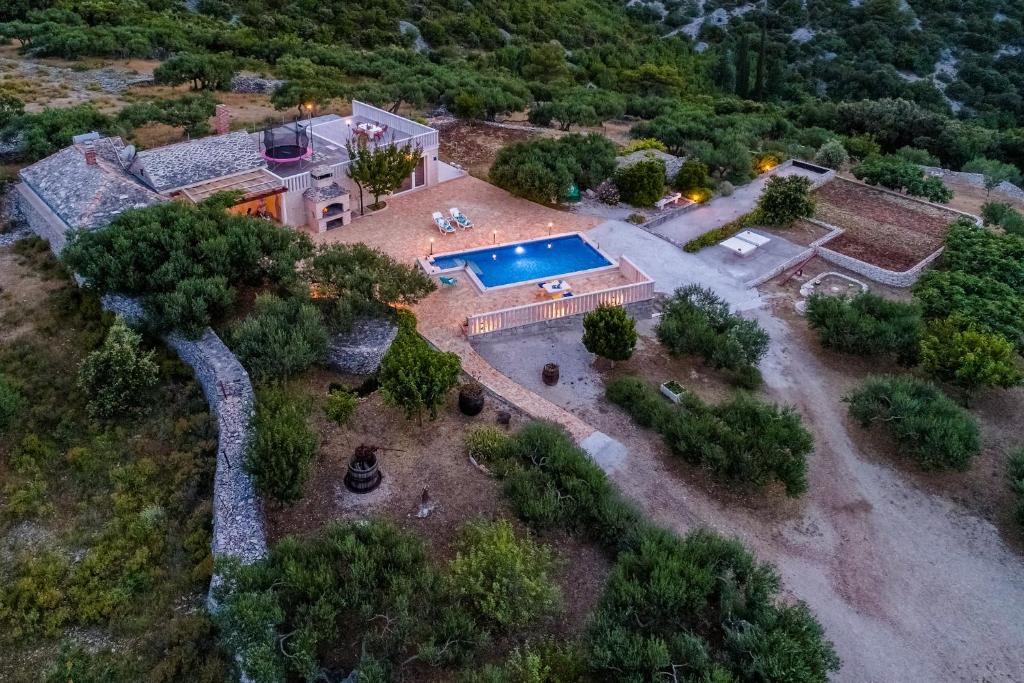 Pogled iz zraka na imanje Vile Maslinice okruženo maslinikom i suhozidom